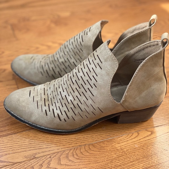 Shoes - Picture 2 of 9